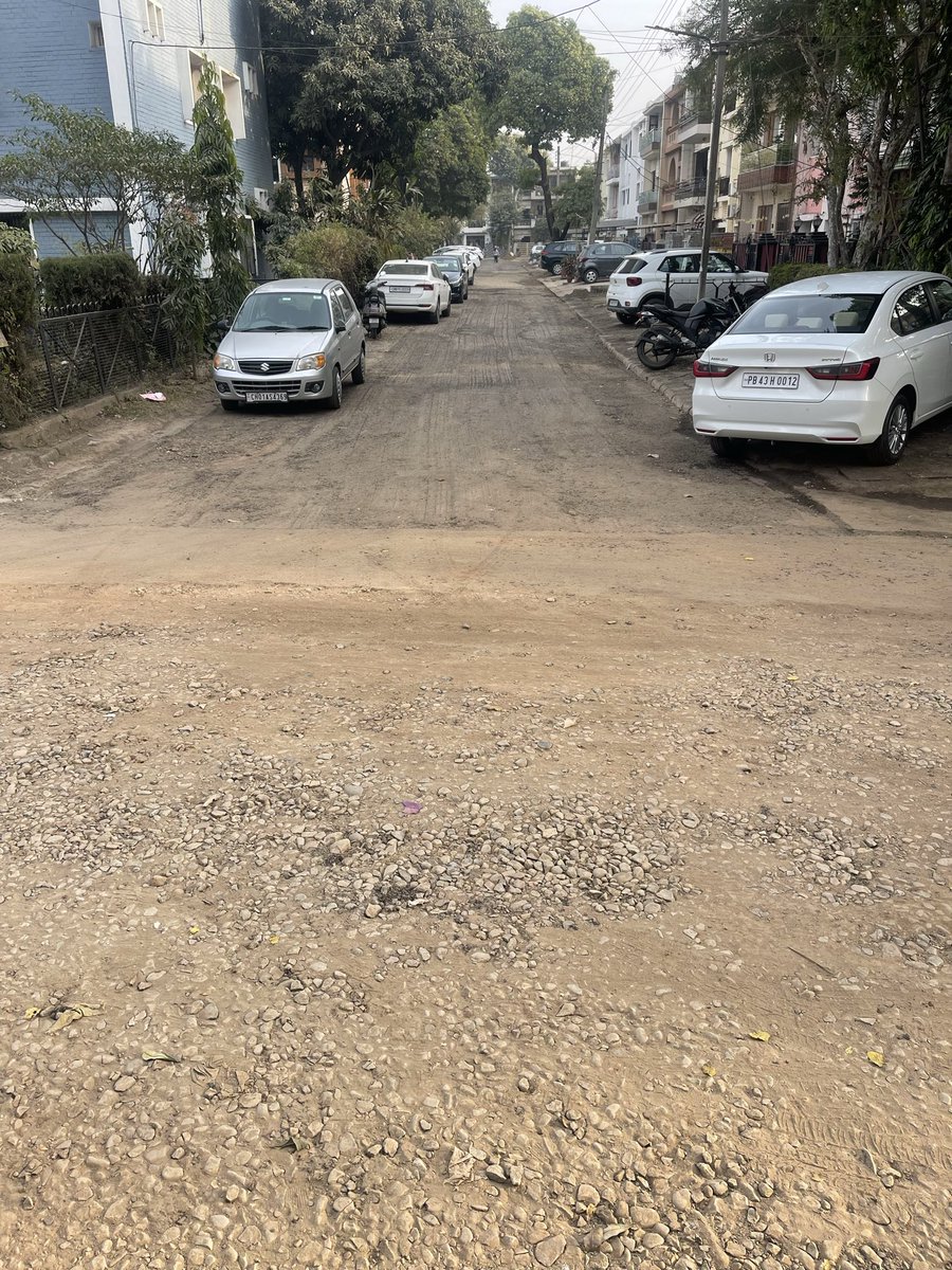 Js_pinder's tweet image. Welcome to sector 27-D Chandigarh! Where it takes months to build roads and citizens are harassed due to the dust pollution. Repair work takes several months and the living conditions are unbearable due to dust pollution. @BJP4Chandigarh @INCChandigarh @MCChandigarh @hkbabla