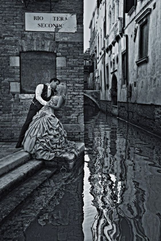 <a href="/teatrolafenice/">Teatro La Fenice</a> #Buongiorno 🌹🍃☀️
<a href="/teatrolafenice/">Teatro La Fenice</a> 💕🎶

“I ragazzi che si amano non ci sono per nessuno
Essi sono altrove molto più lontano della notte
Molto più in alto del giorno
Nell’abbagliante splendore del loro primo amore”
Prévert🖌️

#AmoreAPrimaVista #SalaLettura 

Lovers in Venice