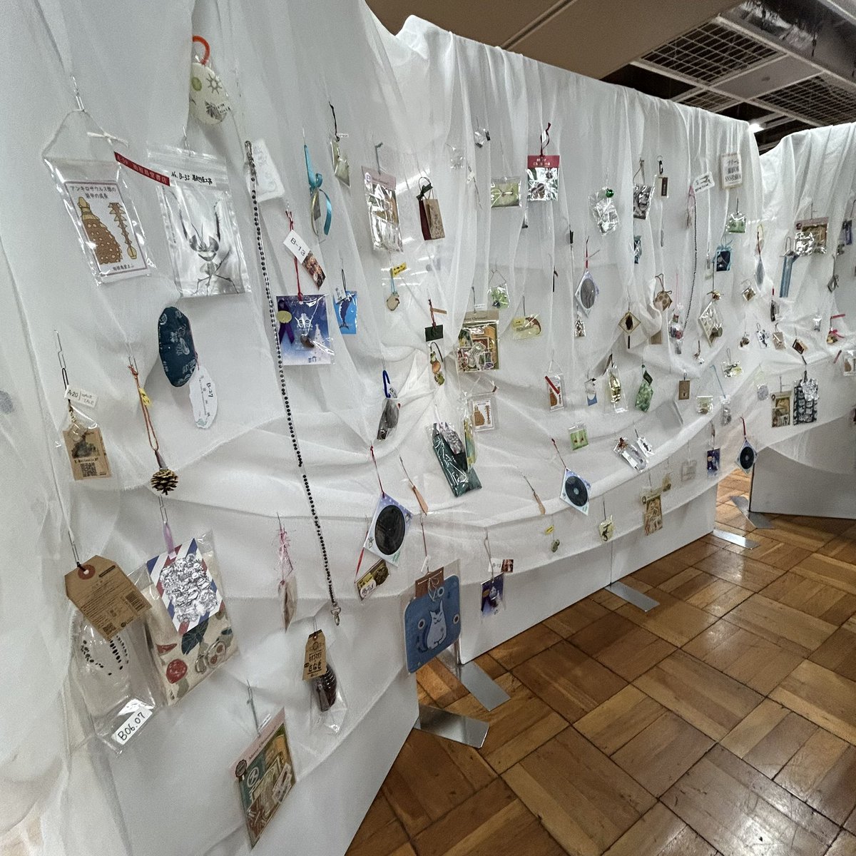 #博物クリスマス　初日無事終了しました。ありがとうございました。
初日終了後にツリーを見ながら作家さんたちとお喋りするのが博クリならではの楽しみです。これらのオーナメントは全て出展作家による作品で、明日の福引の景品となります。超豪華です！
明日は11時〜16時の開催です。