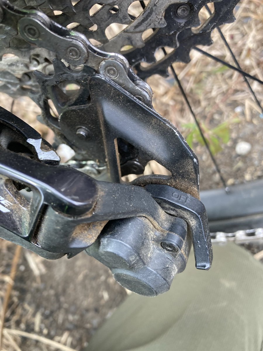 大枚ハタいて買ったXTリアディレーラー。気持ちよくダウンヒル中に落ち葉に隠れた直径10センチはある倒木が跳ね上げてきて真っ直ぐにヒンジ部に直撃。
…わずか2ヶ月で大破。営業スマイルでぐっと堪える。(´∀｀; )ﾊﾊﾊ…