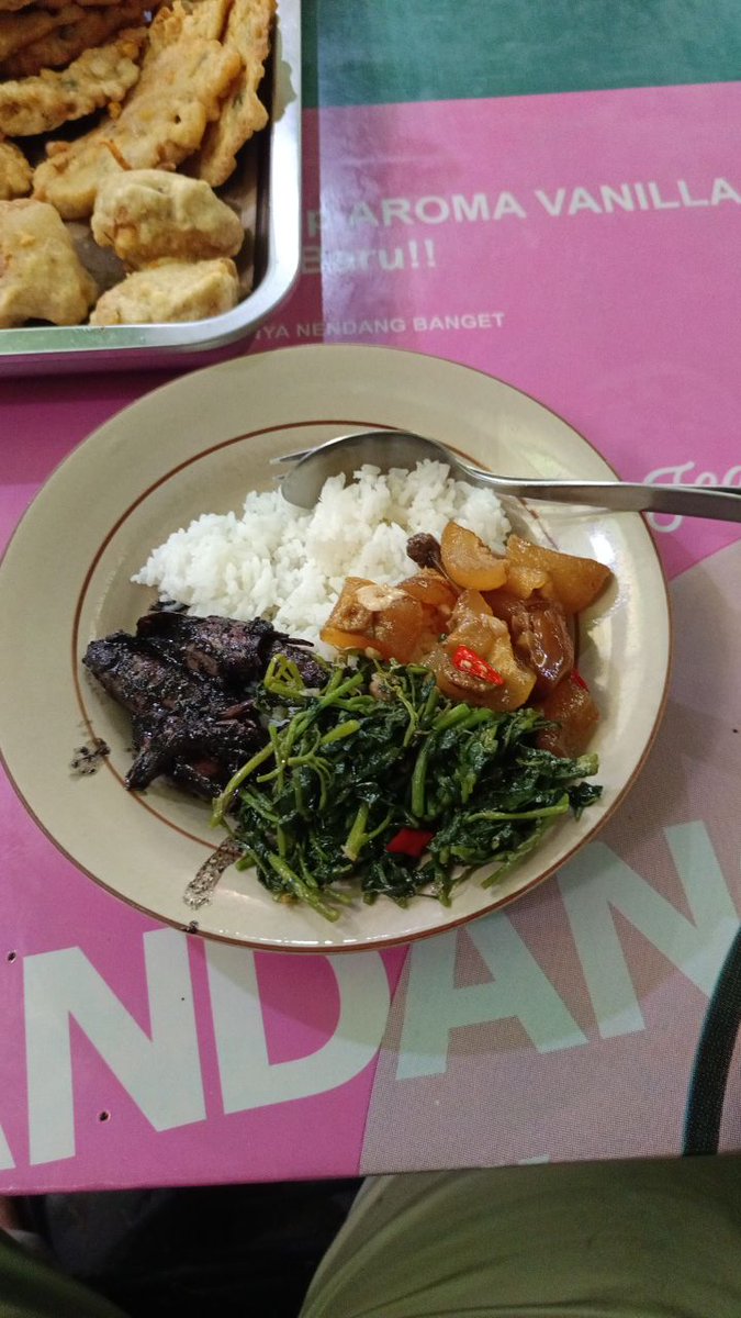 Djoelyous's tweet photo. WM Bu Midi
Jl. Tumpang Raya, Sampangan Semarang
Nasi + cumi hitam + kikil + kenci/jukut/selada air https://t.co/qhNdMIXvLo