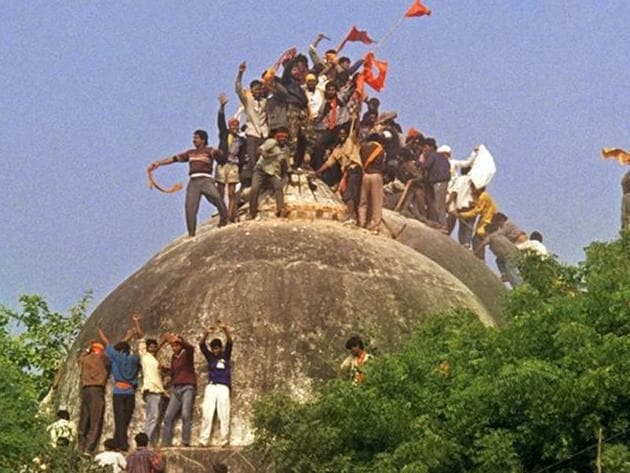 जब बाबरी मस्जिद को ढहाया गया, उस वक्त देश के केंद्र में कांग्रेस की सरकार थी और उत्तर प्रदेश में बीजेपी की।
एक तरफ सत्ता की कुर्सियाँ चमक रही थीं, दूसरी तरफ लोकतंत्र का ढांचा धूल में मिल रहा था  लेकिन दोनों सरकारें बस तमाशा देखती रहीं। #NeverForgetBabriMasjid
#बाबरी_मस्जिद