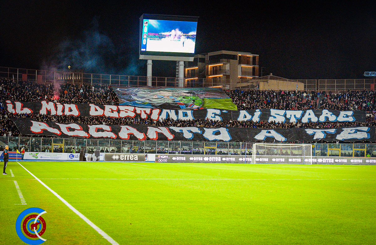 ccataniacom's tweet photo. La meraviglia delle curve rossazzurre ieri sera

Ieri il “Massimino” non è stato soltanto uno stadio: è stato un rito collettivo.
Colori, fumo, cori, coreografie. Una dichiarazione d’amore che non ha bisogno di spiegazioni.

Dalla Nord che illumina la notte con “Il mio destino è di stare accanto a te” alla Sud compatta, feroce, identitaria.
Due curve, un unico respiro. Un’unica appartenenza.

Quando Catania gioca così, con questo popolo alle spalle, niente è impossibile.
Chi c’era lo sa. Chi non c’era, lo sente ancora.

Rossazzurri, avanti insieme.

#catania #cataniafc #ultras #ultrasitaly