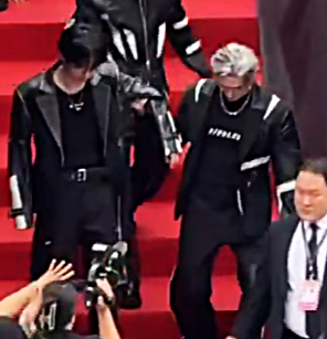 KlausHeisler8's tweet photo. Chan helping Lee Know down the stairs.🥹
Oh my Minchan!❤️‍🩹 https://t.co/9Ggr4rpIIu