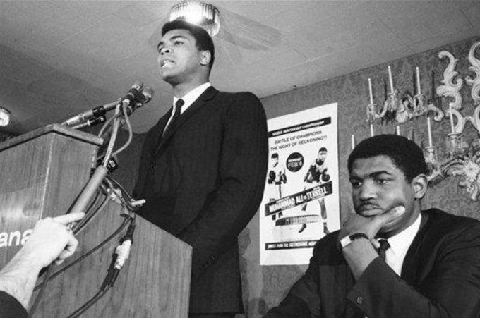 gaeljackson99's tweet photo. Le 6 décembre 1966, #Muhammad_Ali et #Ernie_Terrell se rendent à une conférence de presse à #New_York pour annoncer leur combat pour le titre incontesté, prévu le 6 février 1967 à Houston. Le combat dure 15 rounds et #Ali l'emporte à l'unanimité des juges.
Photo : Harry Harris.
@giressbaggothy @DidierBudimbu @MinSport_Loisir @PatrickMuyaya @central_sage @PrinceIlunga14 @Presidence_RDC @POTUS
