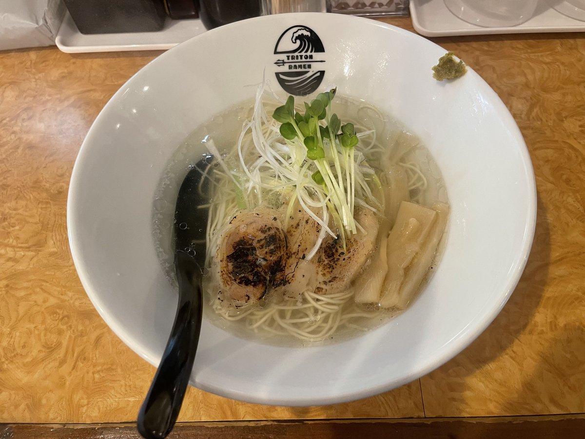 templateT's tweet photo. TRITON RAMEN
汐ラーメン美味しかった。
透明だけどしっかりと味と香りがある。鳥チャーシュー？がトロトロで美味い。 https://t.co/uzjnHLmqXT