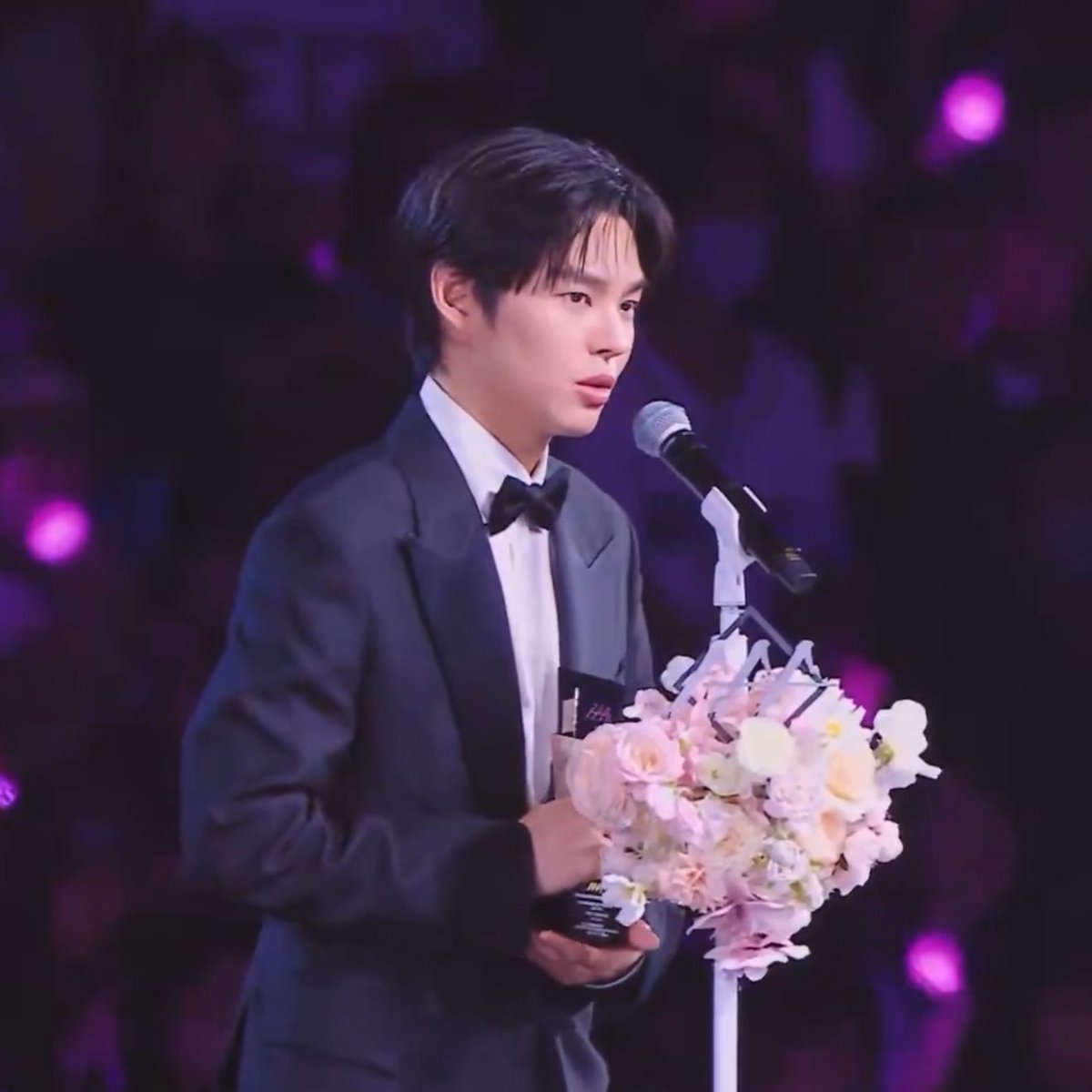 fotjiro's tweet photo. park yoonho winning his first rookie actor award!!! THIS IS HISTORY https://t.co/AbHm39spEP