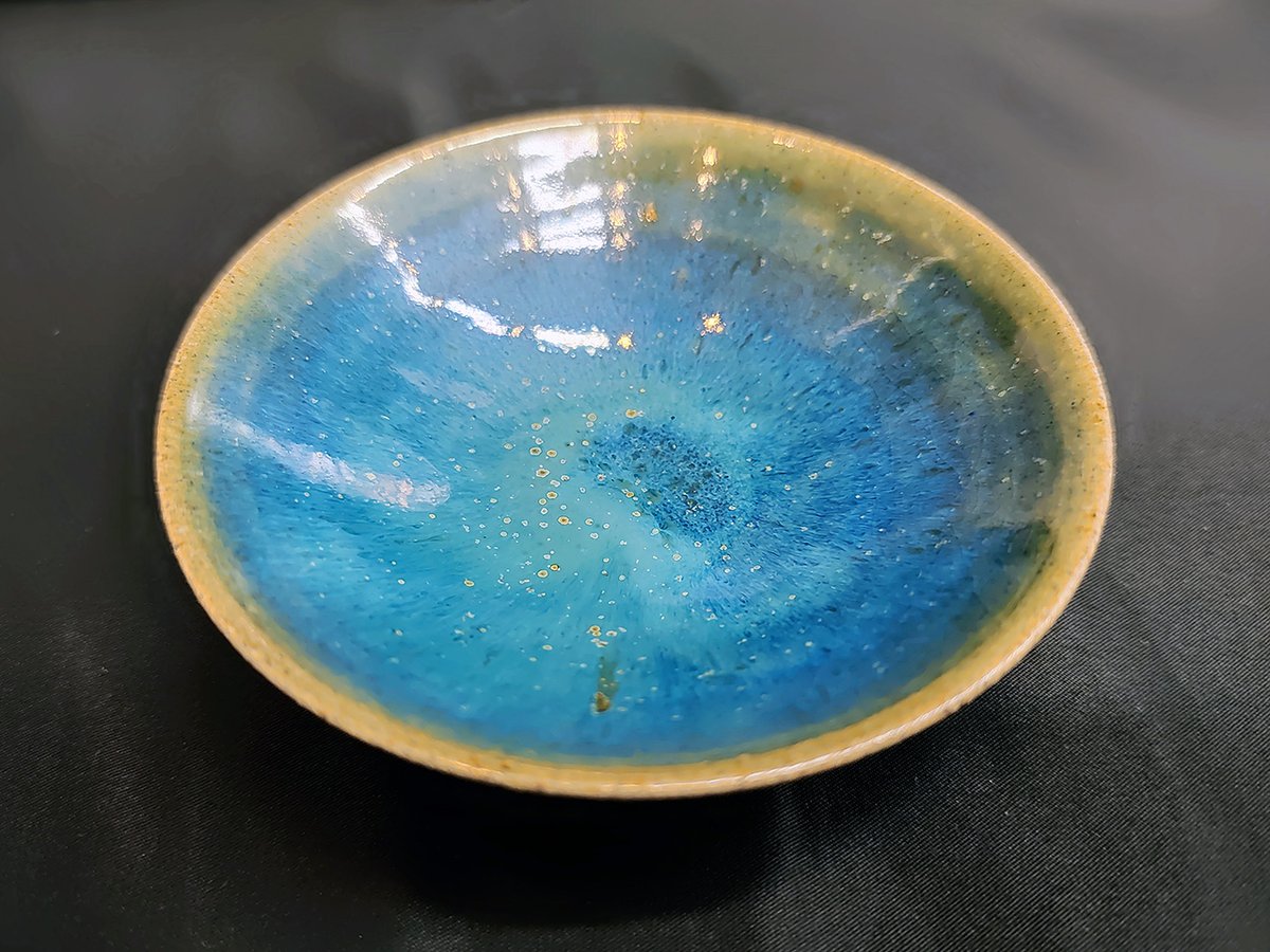 s_hariu389's tweet photo. 忙しくて告知できていなかったのですが、先月行われた仙台市天文台の展示に参加していました。
これまで調合してきた釉薬の中で、宇宙の雰囲気を感じる作品を選びました。
初めて展示で黒い布を使いましたが、作品が奇麗に見えて良い感じです。 https://t.co/kwN4XKHiHt