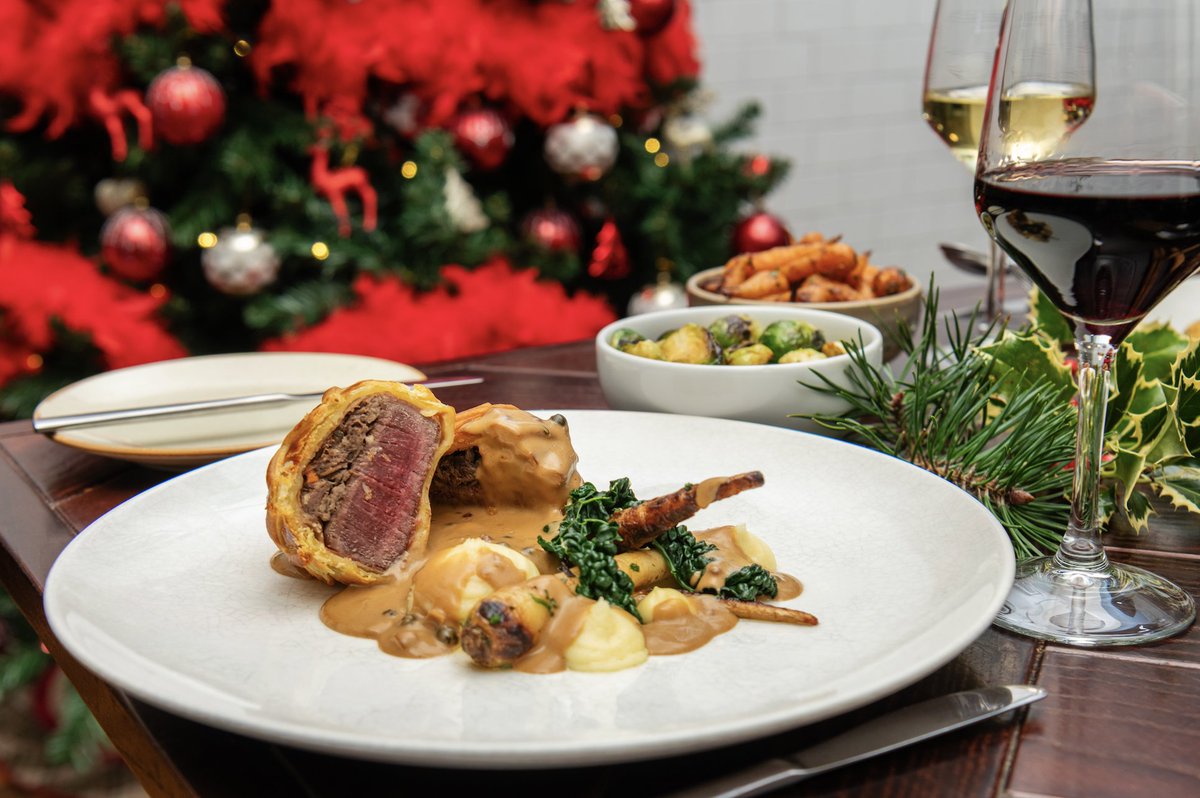 DobsonParnell's tweet photo. Scottish venison wellington, pomme puree, parsnips, sauce au poivre 🎄 https://t.co/hQHjdjbs4b