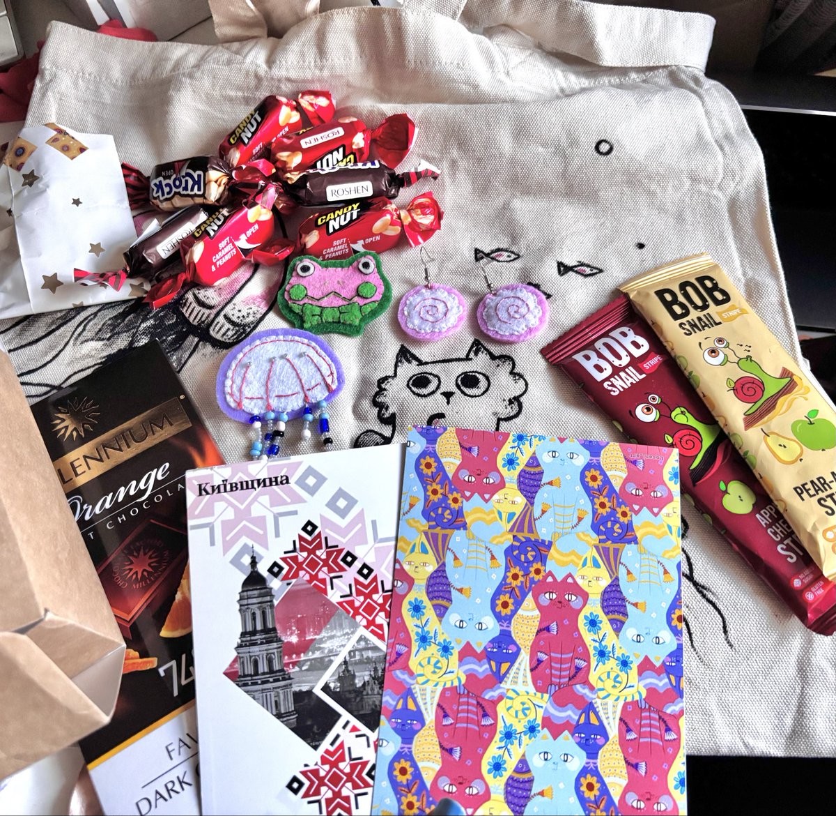 Отримала свою посилочку від #крафтотвімиколай 🥹
Сподіваюсь правильно тегаю пані <a href="/LoreniArt/">Липа🍃 🇺🇦 💫commission open💫</a> ! Перш за все ДЯКУЮ а потім ще раз Дякую і ще і ще і ще дякую за такий неймовірний подарунок! Шопер просто неймовірний, а коли я побачила ще маленькі пакуночки я просто очманіла 1/2