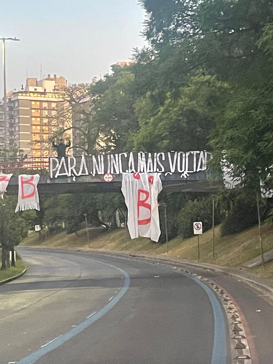 futebol_info's tweet photo. Avenida Goethe, uma das principais de Porto Alegre, amanheceu hoje com provocações ao Internacional: 'fantasmas' da Série B e a frase "Para nunca mais voltar".

🎥 @soccergfbpa https://t.co/QsCW8FBONf
