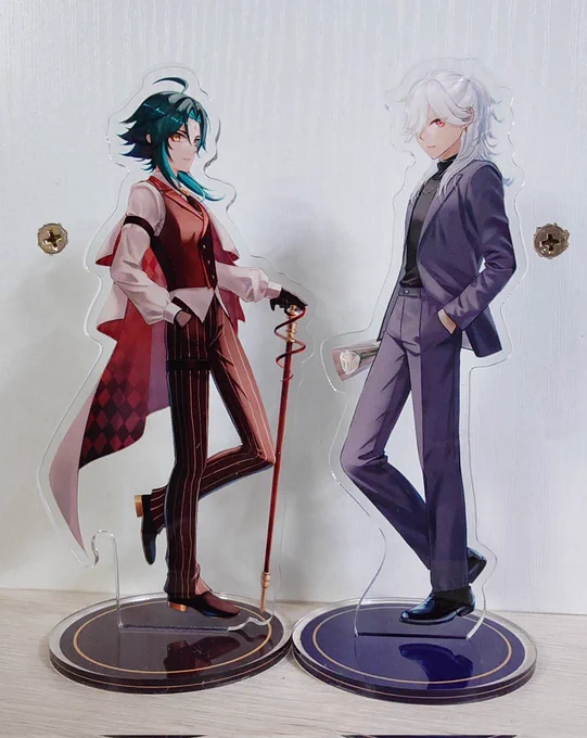 魈様とセノのアクスタ届きましためちゃ良い、お出かけにも連れて行けるサイズ