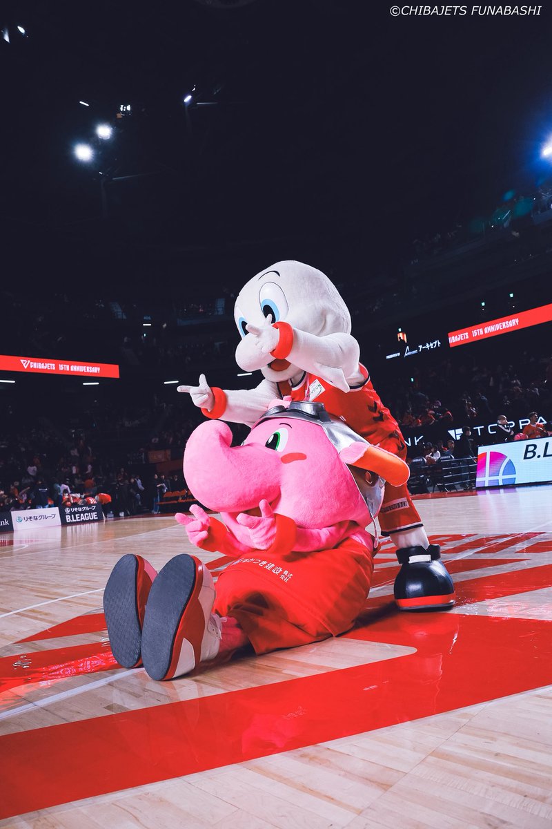 あと一歩、勝ち切ることはできませんでしたが、
特に後半の応炎はホームの力を強く感じました❤️‍🔥
明日は必ず勝利をつかむため、共に心を熱くしていきましょう！

#ディーディー 来てくれてありがとう🐬
ジャンボくんとの仲良しな姿に癒されました✨
明日も楽しみです⚾️
 #千葉ジェッツ  #STARJETS