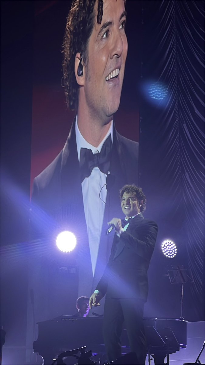 LoreSweetGirl's tweet photo. Ayer mi madre pudo disfrutar por primera vez verte en primera fila @davidbisbal fue un sueño para ella verte tan cerca con tu música tus bailes y tu sonrisa le hiciste tan feliz muchas gracias por cada vez que vienes a Zaragza sea un momento mágico te queremos! ❤️ vuelve siempre! https://t.co/x6XjoFFGTz