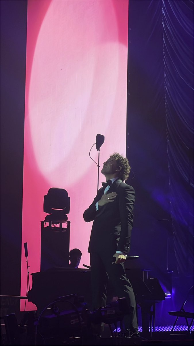 LoreSweetGirl's tweet photo. Ayer mi madre pudo disfrutar por primera vez verte en primera fila @davidbisbal fue un sueño para ella verte tan cerca con tu música tus bailes y tu sonrisa le hiciste tan feliz muchas gracias por cada vez que vienes a Zaragza sea un momento mágico te queremos! ❤️ vuelve siempre! https://t.co/x6XjoFFGTz