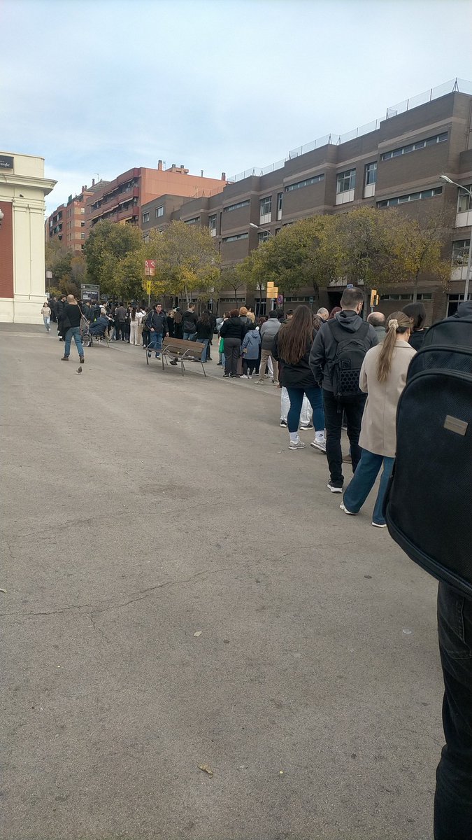 La cua pel bus de Vic a Fabra i Puig