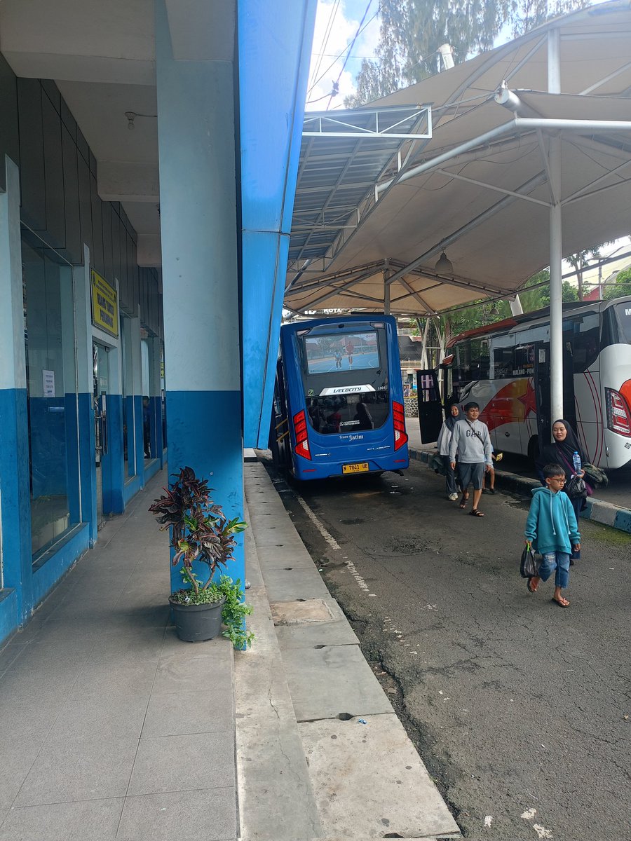 jojokpranoto's tweet image. Tiwas mlaku tekan begawan nang alun2 Batu, karepe moleh numpak trans jatim, tibak e sing antri uaakehhh, gak sido numpak akhire milih numpak angkot ungu