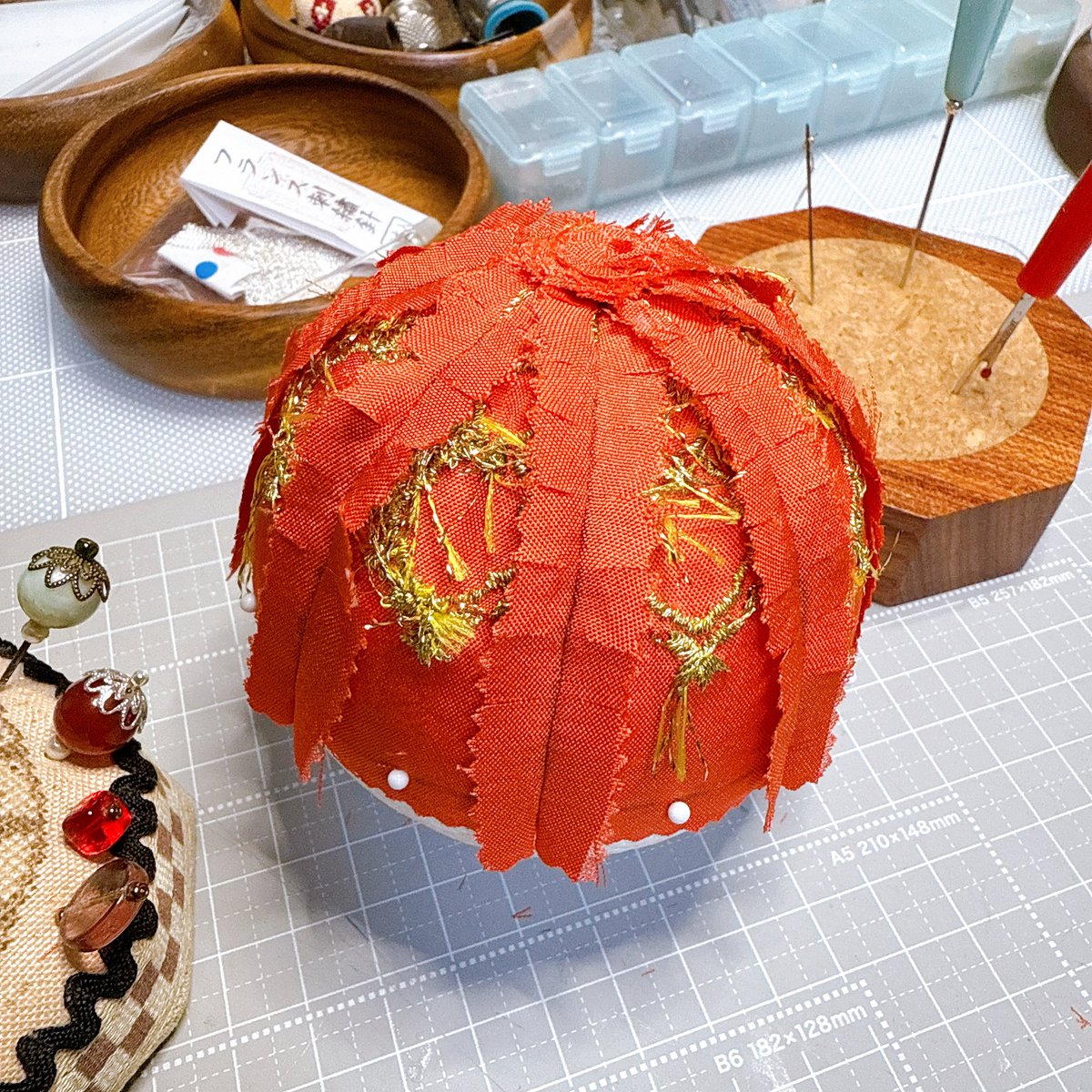 縫い縫い中。
コワフの裏地については資料が全く見つからないので、無難に赤のサテンにいたしますね。