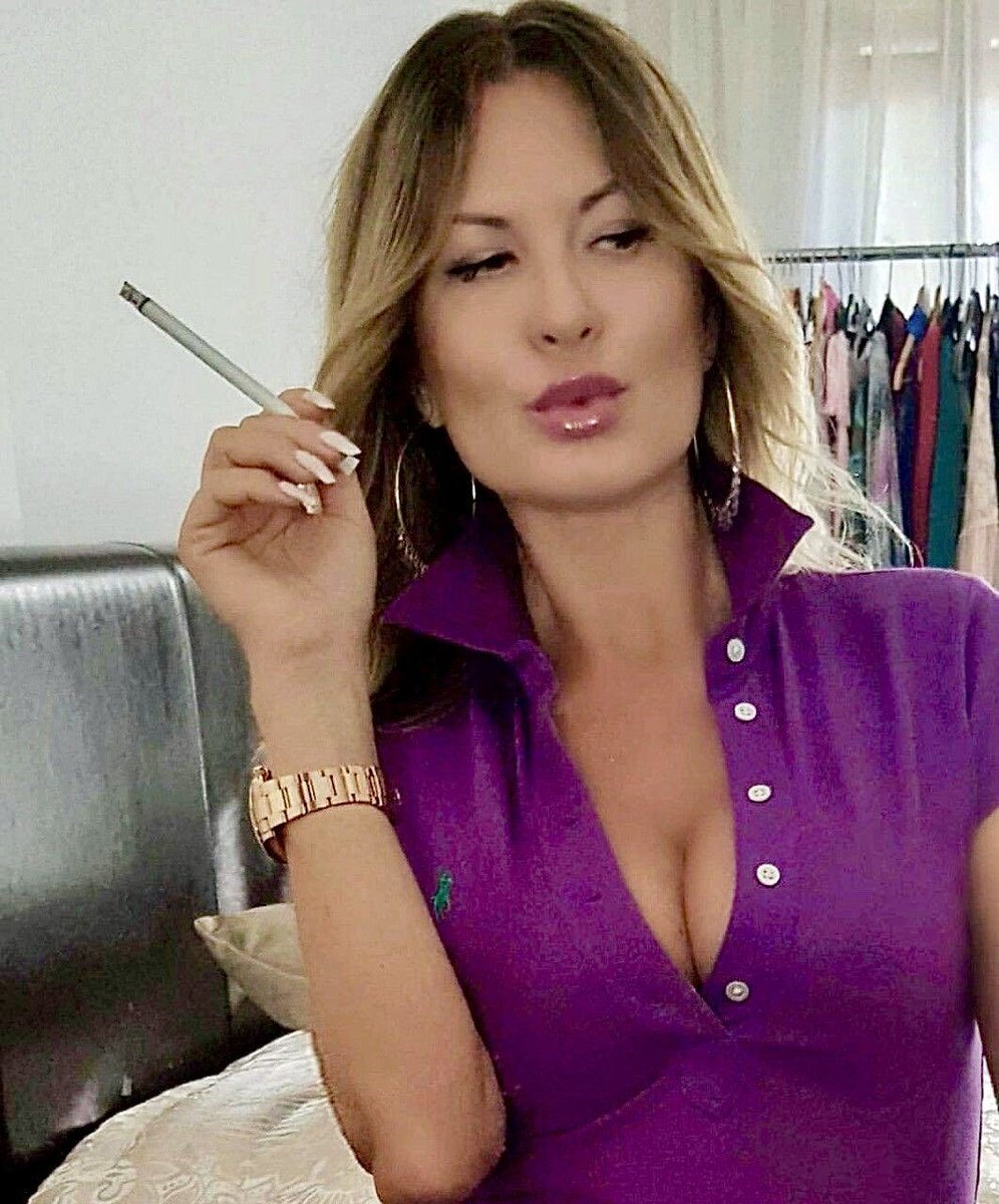 #smoking #smokinggirl #menthol #120 #fashion #smoke #classy #capri120 #virginiaslim120 #smokingfetish