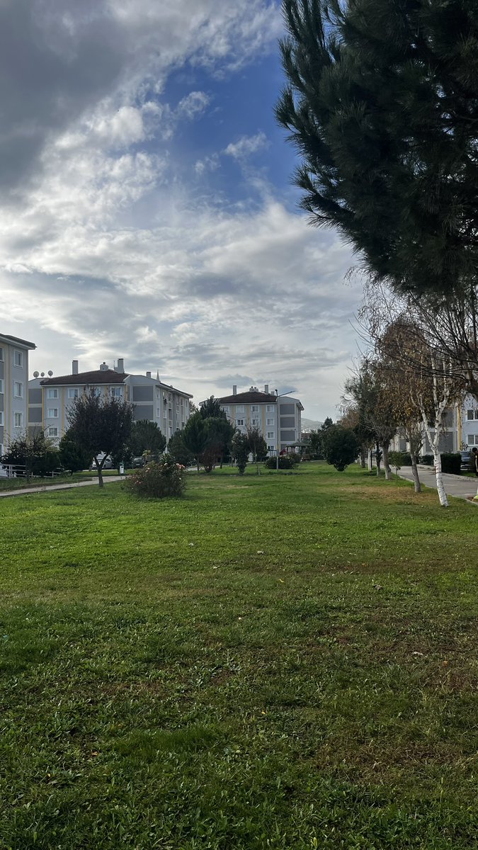 egeuysaal's tweet photo. Bu sabah.. 2 gündür Bursa’da eşimin ailesinin yanındayız. Eşimin eski alışkanlığı olan sabah yürüyüşü, egzersiz, market ve fırın aktivitesini tamamlayıp sonrasıda ailecek güzel bir kahvaltı yaptık. Burada her şey daha rahat olduğu için zaman çabuk geçiyor. https://t.co/vYU5hAbpMu