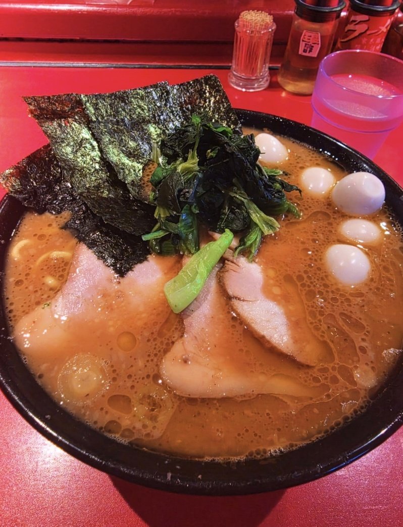 koaloun's tweet image. 本日のユーカリ🐨🌿
家系ラーメン『厚木家』
中盛ﾁｬｰｼｭｰﾒﾝ+うずら頂きました🤤
今日は余り混んでないタイミングで入れたのでゆっくり味わいましたがやはり最高ですね🐨👍🏻✨
美味し過ぎーー🦄✨