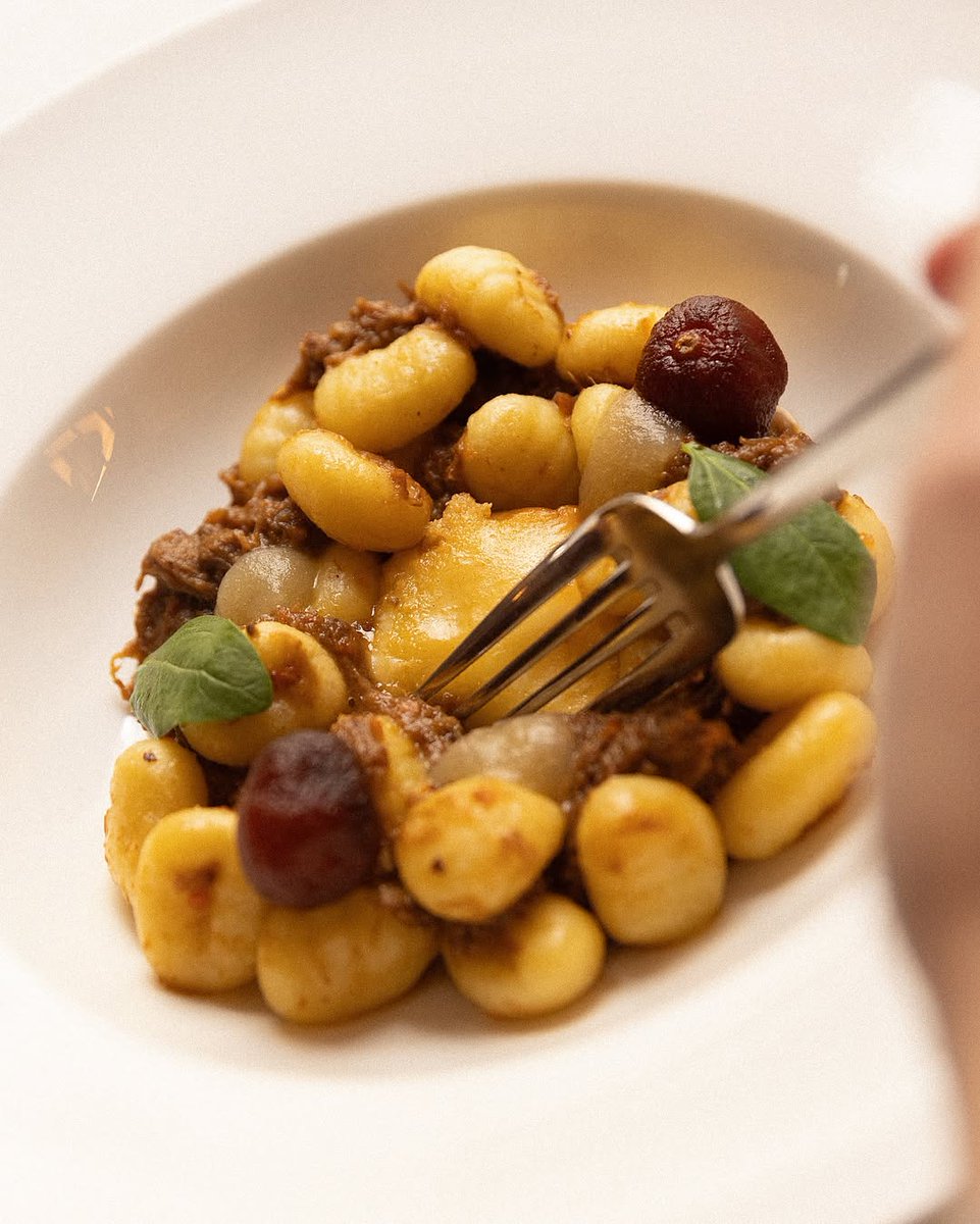 🍝 Trattorías que afinan, bistrós que arriesgan, templos de pasta fresca y mesas donde la técnica y el producto mandan más que la nostalgia. Aquí, la cocina italiana no es copia: es identidad.

✨ Restaurante NOI
Tradición que se eleva. Gianni Pinto firma una Italia sensible y