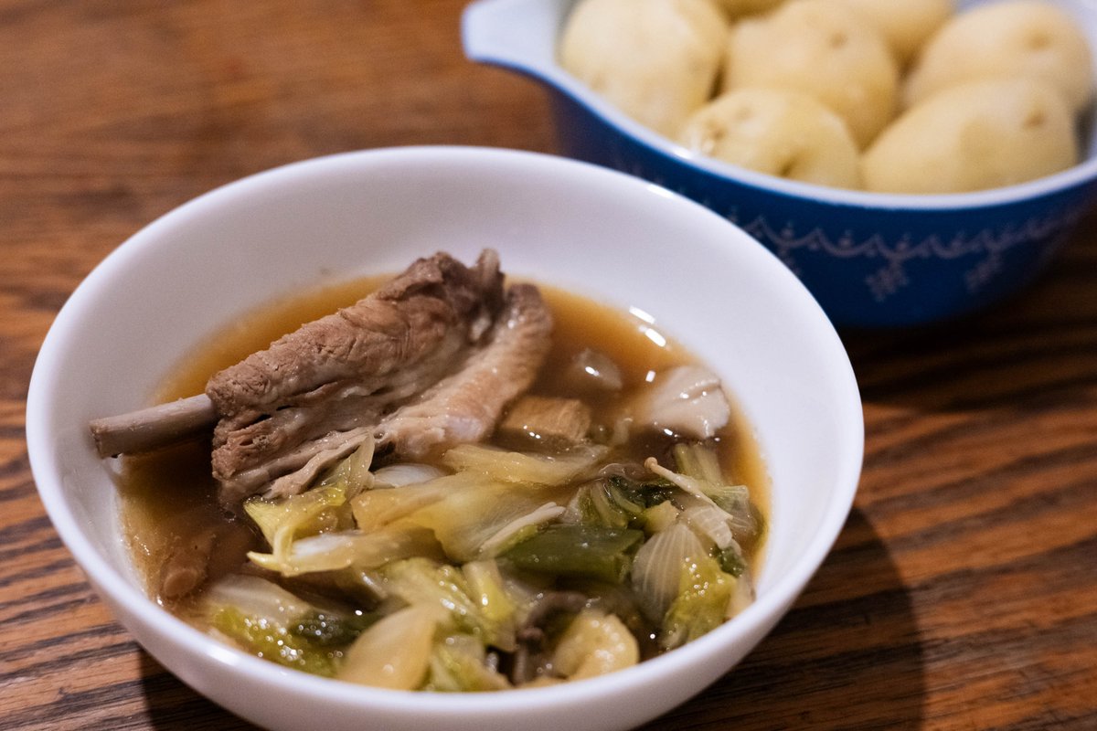 『バルサの食卓』からタンダの山菜鍋。
娘メインで父は手伝い。