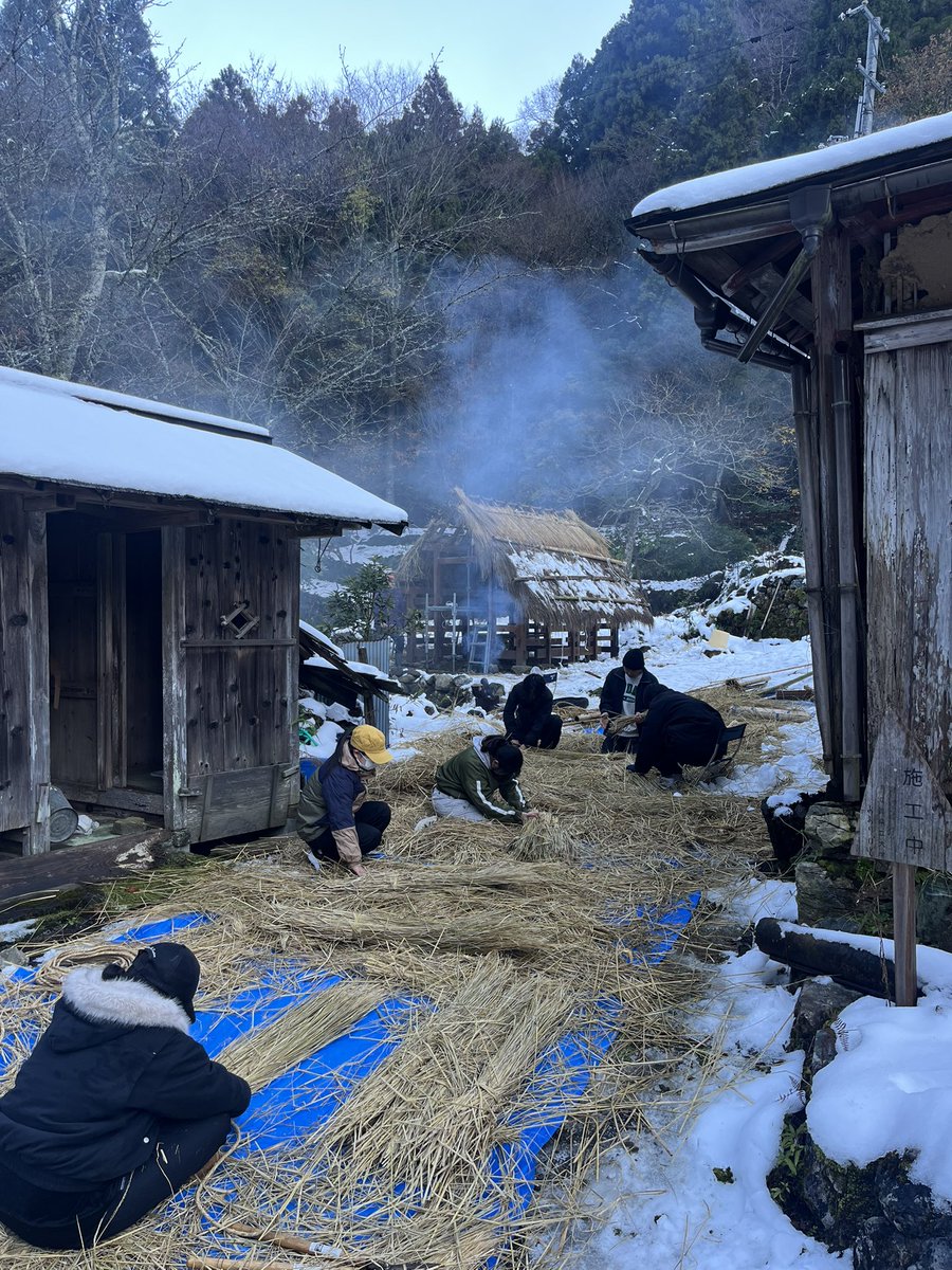男鬼集落で炭焼き小屋の茅葺き。木材は麓で製材所を営んだ方の倉庫から頂いた男鬼産木材。茅は池内農園の自然農法で育てられた稲藁。品種は滋賀旭。雪が残る中での屋外の寒い作業。茅葺き職人の川畑太輝さんが応援に来てくれた。明日も引き続き作業予定。