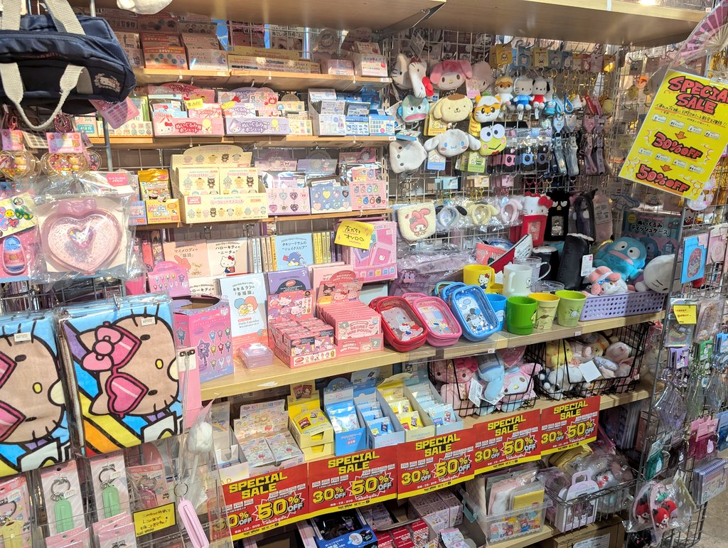 12月5日からSPECIAL SALE開催‼️
値札の番号が5番と6番は30%OFF‼️
3番と4番はなんと50%OFF‼️
他にも秋冬セールで長袖、マフラーなどの冬物アイテムも50%セールやってます！！！欲しいものが一式そろうかも？？
 #ヴィレッジヴァンガード  #冬物アイテム