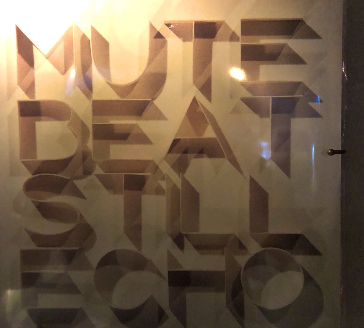 オープンしました。 20:00〜23:30 本日の1枚目 MUTE BEAT / STILL ECHO