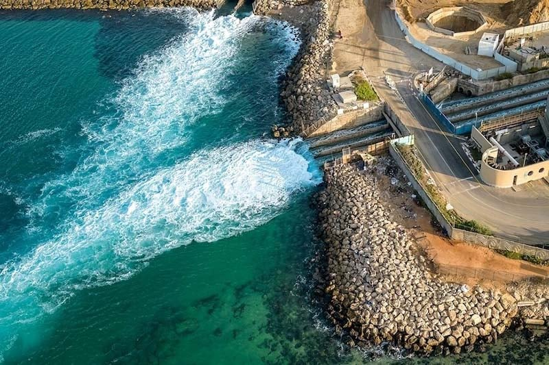 🇲🇦💧 Le Maroc vise 60% d’eau issue du dessalement d’ici 2030, contre 25% aujourd’hui.

Nizar Baraka confirme à <a href="/Reuters/">Reuters</a> une capacité prévue de 1,7 milliard m³, un tournant stratégique pour la sécurité hydrique du Royaume.