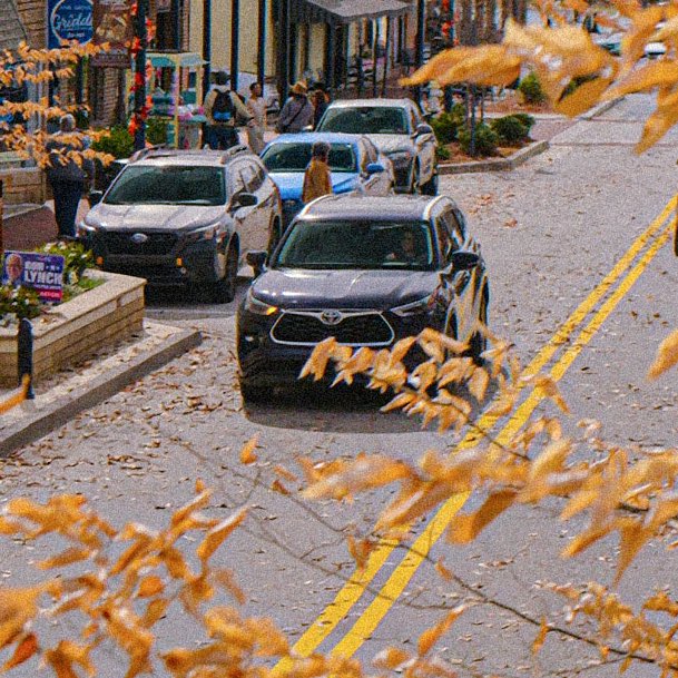 Scream_News_'s tweet image. Welcome to Pine Grove🍁🍂. 

💢 Fun Fact: You can see Sidney driving to her Coffee shop named “ The Little Latte”

#Scream5  #Scream6  #ghostface  #Scream7 #ScreamVII #ScreamVI #screammovie