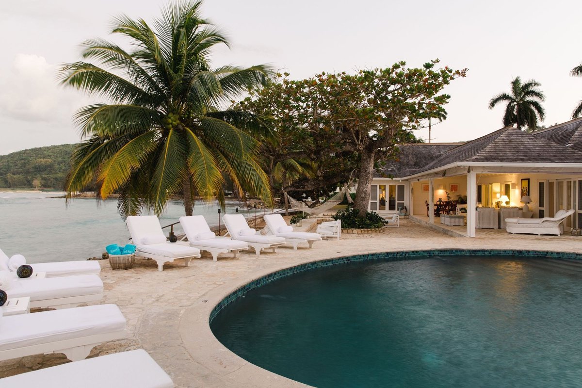 🌴 Introducing Reef House - Our Villa of the week – Your Luxury Beachside Villa in Jamaica! 🌊

View more details and book:
buff.ly/zWVuPLL 

#ReefHouse #LuxuryVillaJamaica #BeachfrontVillasJamaica #JamaicaVillasForRent #PrivateVillaRentalsJamaica #FamilyVillaRentals