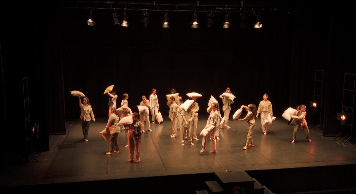 la2_tve's tweet photo. 💥¡Llegó la hora!

@desedayhierro presenta la compañía de danza ‘Vinculados’, creada por la coreógrafa Carmen Vilches y donde la inclusión se vive a través del arte.

📺 Ahora, en #directo: https://t.co/ptKffCuYkS https://t.co/NtjoZteeXh