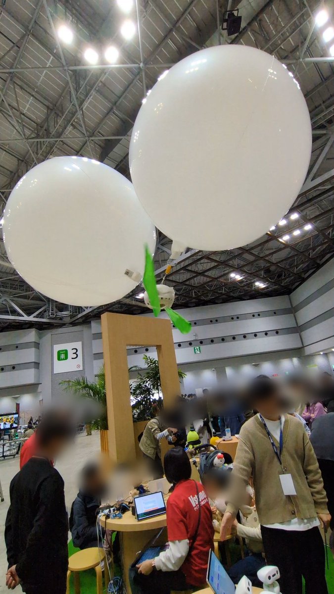 Technomageia's tweet photo. 本日は #国際ロボット展 に行ってきました。「癒しCafe in 国際ロボット展」のブースは、エリア内にある飲食スペースのすぐ隣にロボットが配置されており、ロボットとの会話や動きを楽しめる素敵な空間になっていました。 https://t.co/oNGIVKCELt
