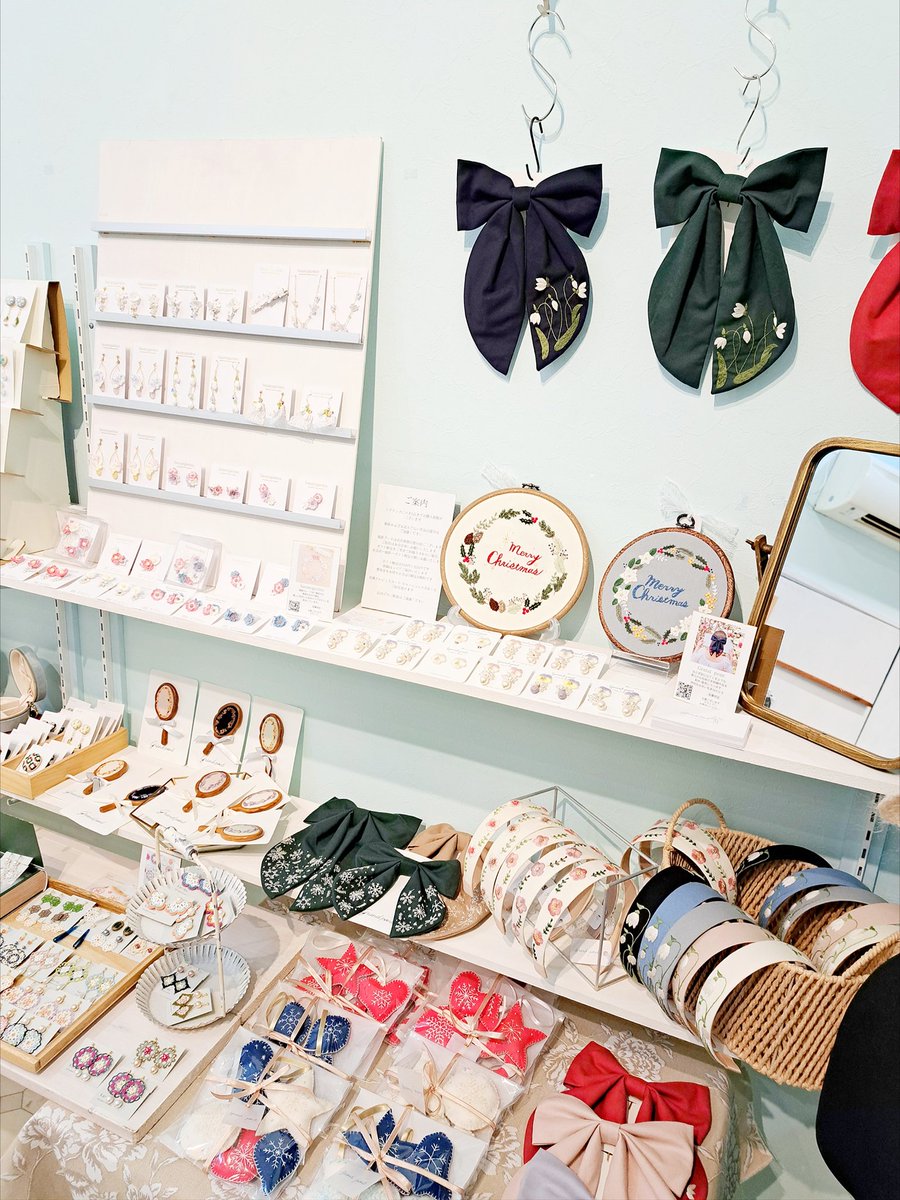 本日の営業終了致しました。
ご来店ありがとうございました！

また明日、13-19時にて素敵な作品とともに中崎町にてお待ちしております🎵

︎🌟隣部屋104アトリエでは糸もの作品合同展 #糸の贈り物 ( <a href="/itohana_ex/">糸の贈り物 大阪12/6・7 byイトハナ</a> )が明日まで開催！14-16時フリー入場となります、お待ちしております✨

#はこみっつ