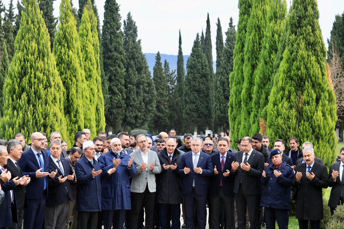 📍 Manisa • Soma

Soma Maden Şehitliği’ni ziyaret ederek, hayatını kaybeden şehit madencilerimizi kabirleri başında dualarla yâd ettik.🇹🇷

Mekânları cennet, ruhları şâd olsun…