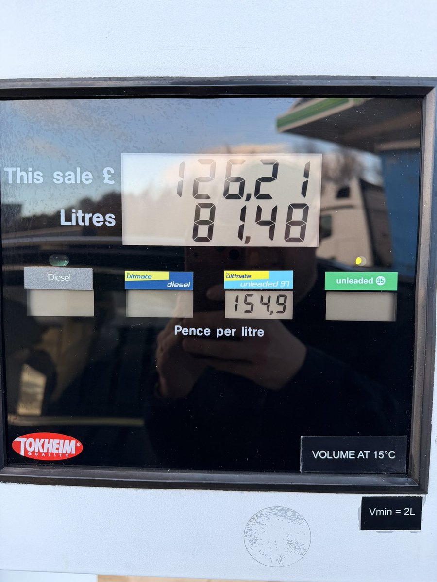 ListerLawrence's tweet image. Another 430 miles range in 3 minutes for just £126 at a motorway services. Honestly, this is something EV owners can only dream of.