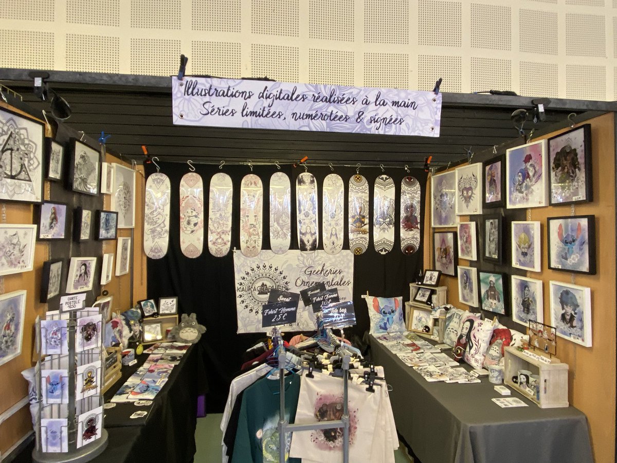 KalikaGraphisme's tweet image. En place pour la Tarbes Geek ! 
Et on a un peu changé le stand ! #geek #manga #illustrationart #fanart