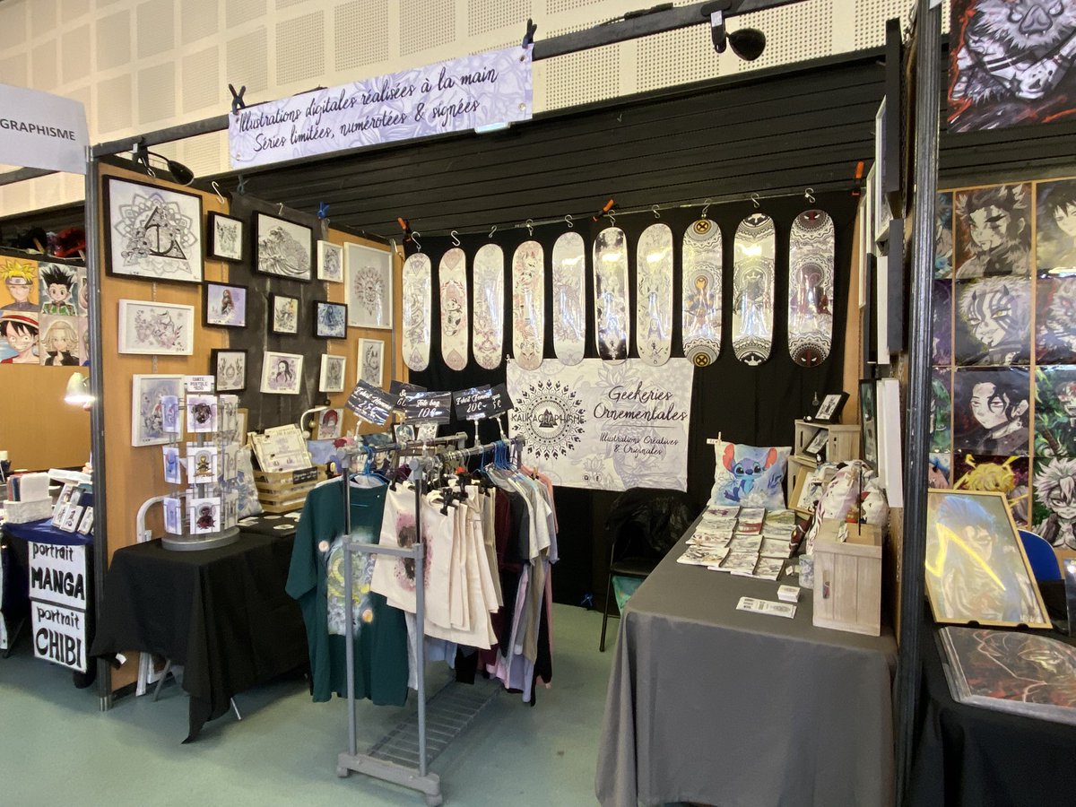 KalikaGraphisme's tweet image. En place pour la Tarbes Geek ! 
Et on a un peu changé le stand ! #geek #manga #illustrationart #fanart