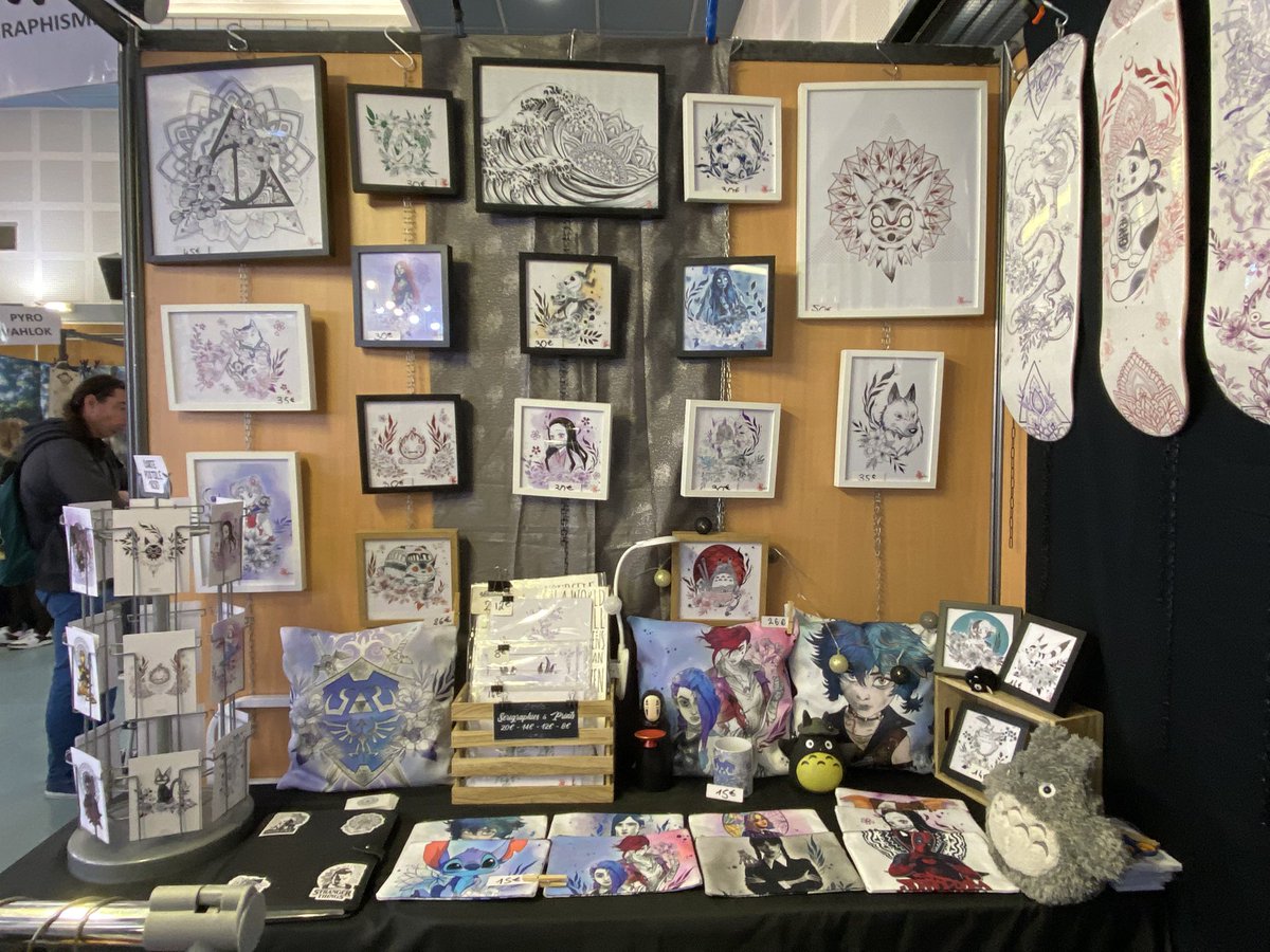 KalikaGraphisme's tweet image. En place pour la Tarbes Geek ! 
Et on a un peu changé le stand ! #geek #manga #illustrationart #fanart