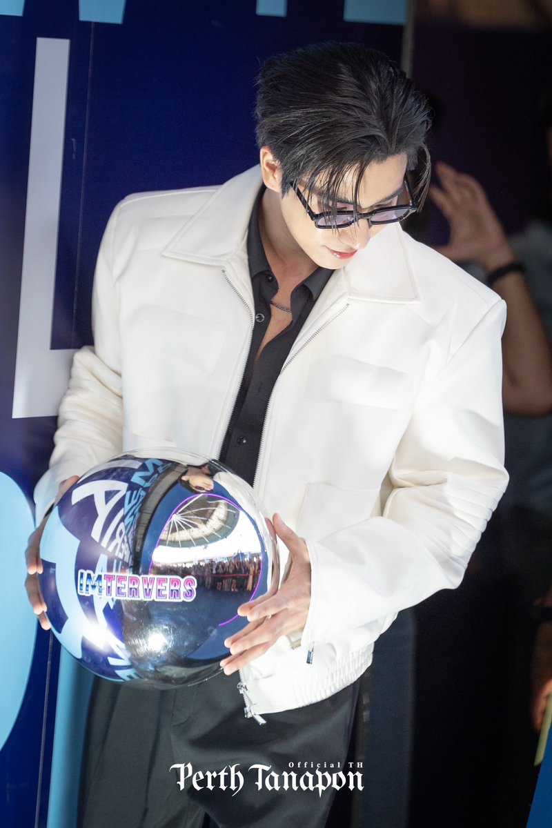 มุมก้มพี่เพิร์ธก็คือ .. 

PERTH ENJOY MULTIVERSE

#perthtanaponximperialworld
#PerthTanapon