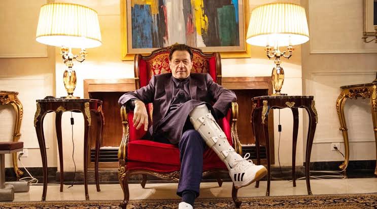 یہ ٹانگ عمران خان نے اپنے گھٹنے پر نہیں ان وردی والے کتوں کی گردن پر رکھی ہوئی ہے