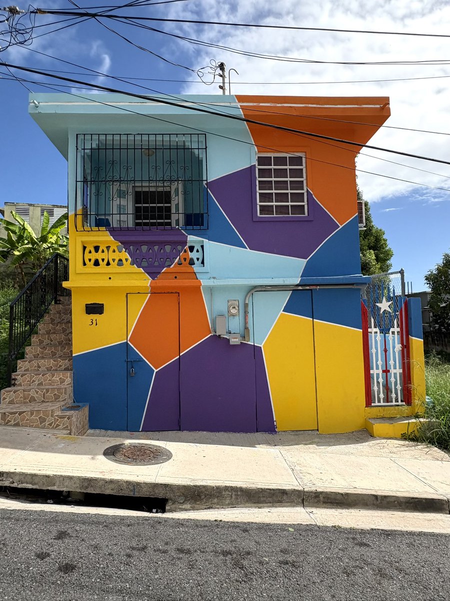 Big fan of street murals.  There’s a big installation in #Yauco #PuertoRico to draw tourism.  That 1st one had me in awe, I had to turn around to see if it was really reflective. That is talent!  Im happy to just color in the lines. 🇵🇷 #streetart #Art