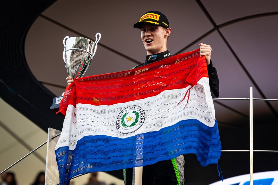 ¡Otra vez la bandera paraguaya al podio de la <a href="/Formula2/">Formula 2</a>! Felicidades @joshuaduerksen1 por el segundo puesto en Abu Dhabi. ¡Quinto podio de las últimas siete carreras! A ir por más y seguir Creyendo en Grande.