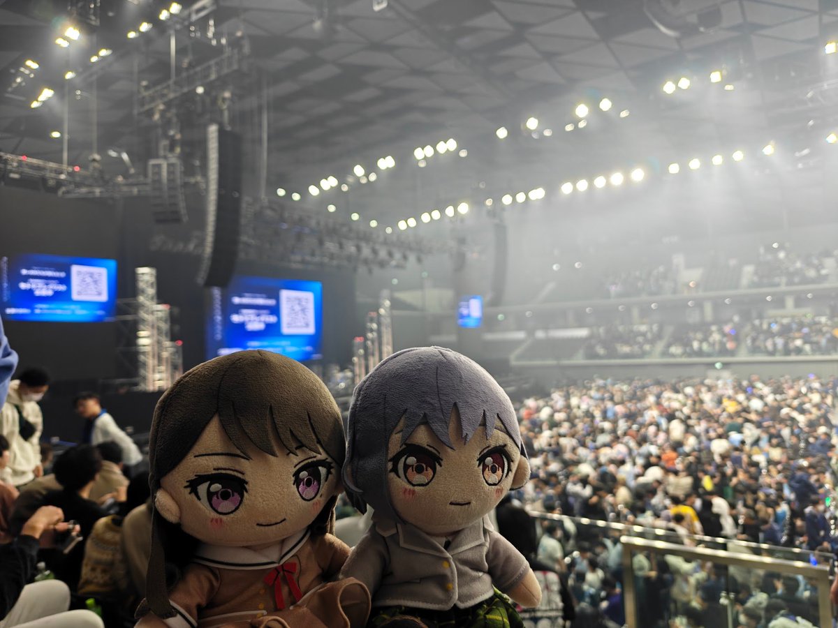 演奏​エガクミライ的时候, 大屏幕上放的MV都只有实景背景, 没有人物; 突然意识到, 她们就正在台上啊! 😳🥰
#想いのかたちが積もるとき
#バンドリ #MyGO