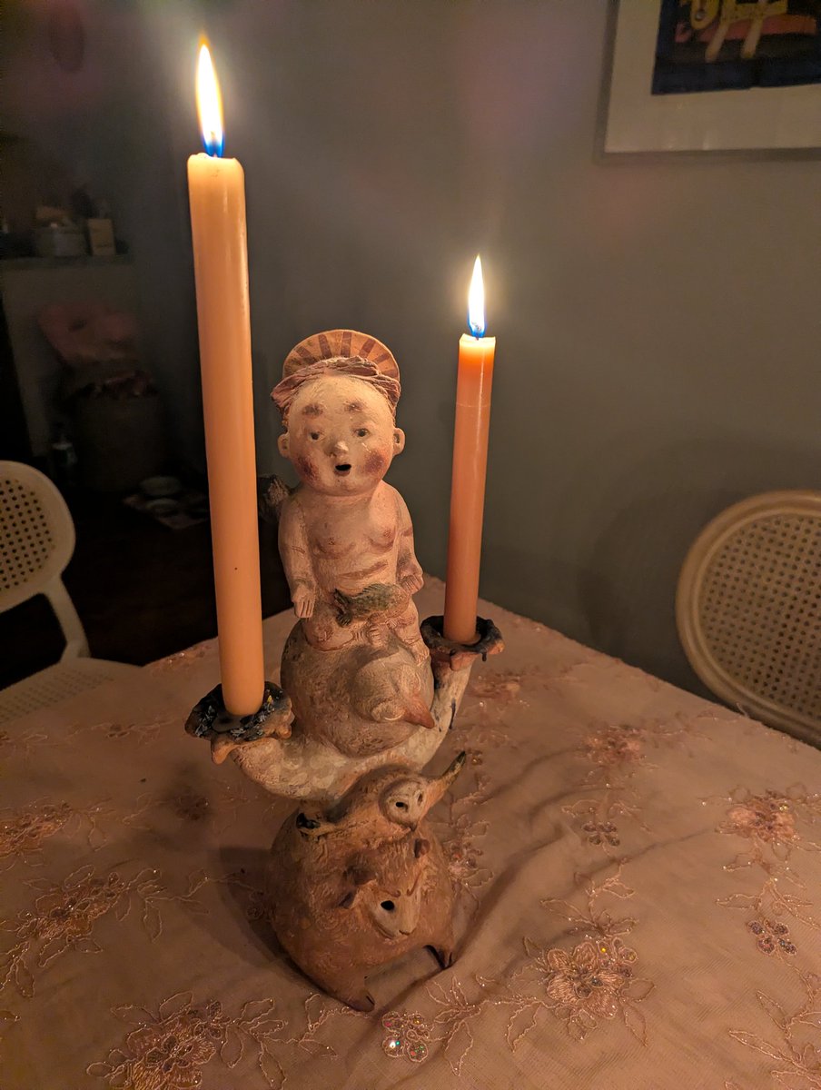 Lekker klassiek de dag na - niet gevierde - sinterklaas de kaarsjes en lichtjes aan. En mijn lievelings kerstengel op tafel