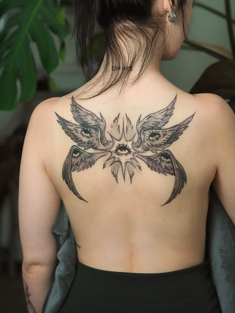 надеюсь, я попаду в рай за то, что людям татуировки с ангелами бью