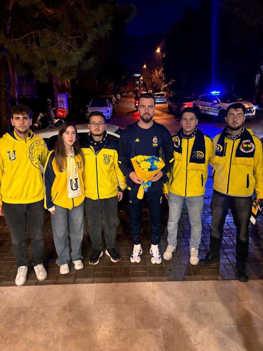 1907 ÜNİFEB Pamukkale Üniversitesi örgütlenmesi olarak Merkezefendi Basketbol-Fenerbahçe Beko maçı için Denizli'ye gelen takımımızı karşıladık.