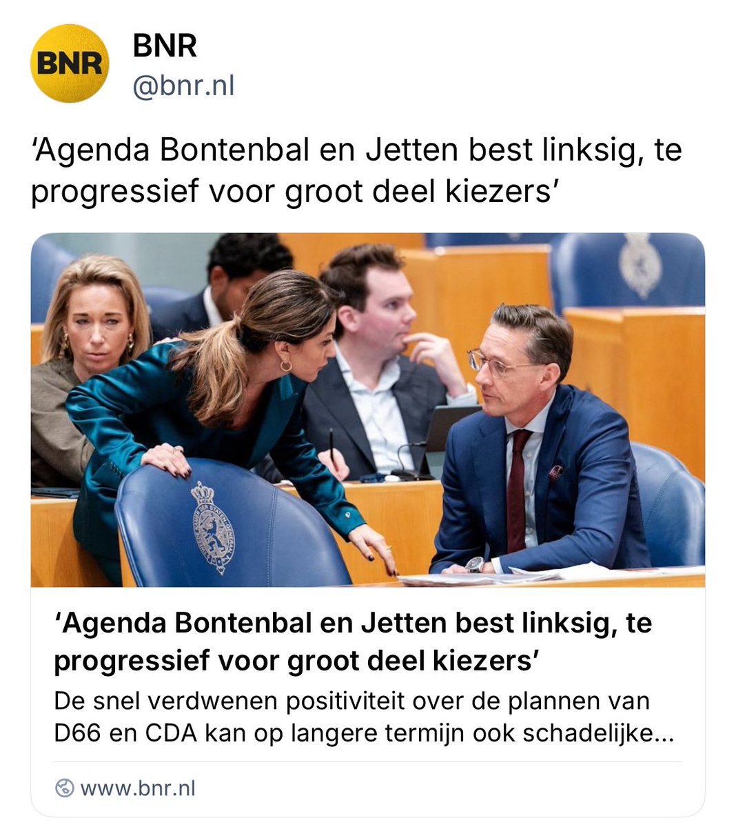 Er wordt bezuinigd op de verzorgingsstaat om een defensie-industrie uit de grond te stampen en er worden tal van maatregelen opgesomd om het ondernemersklimaat te verbeteren. Daarnaast staan er zeer strenge asielmaatregelen in.
Centrumrechtser dan dit stuk krijg je het niet hoor.